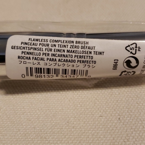 Bare Minerals Flawless Complexion Brush - Picture 3 of 3